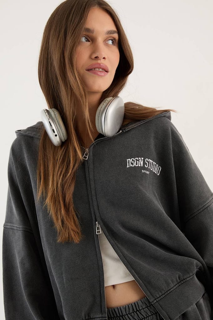 Dames Dsgn Studio Collegiate Bedrukte Doorlopende Rits Boxy Hoodie | Houtskool | Maat: Medium