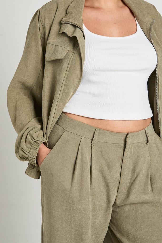 boohoo Dames Plus Geperste Wijde Pantalon Met Plooien | Kaki | Maat: 48