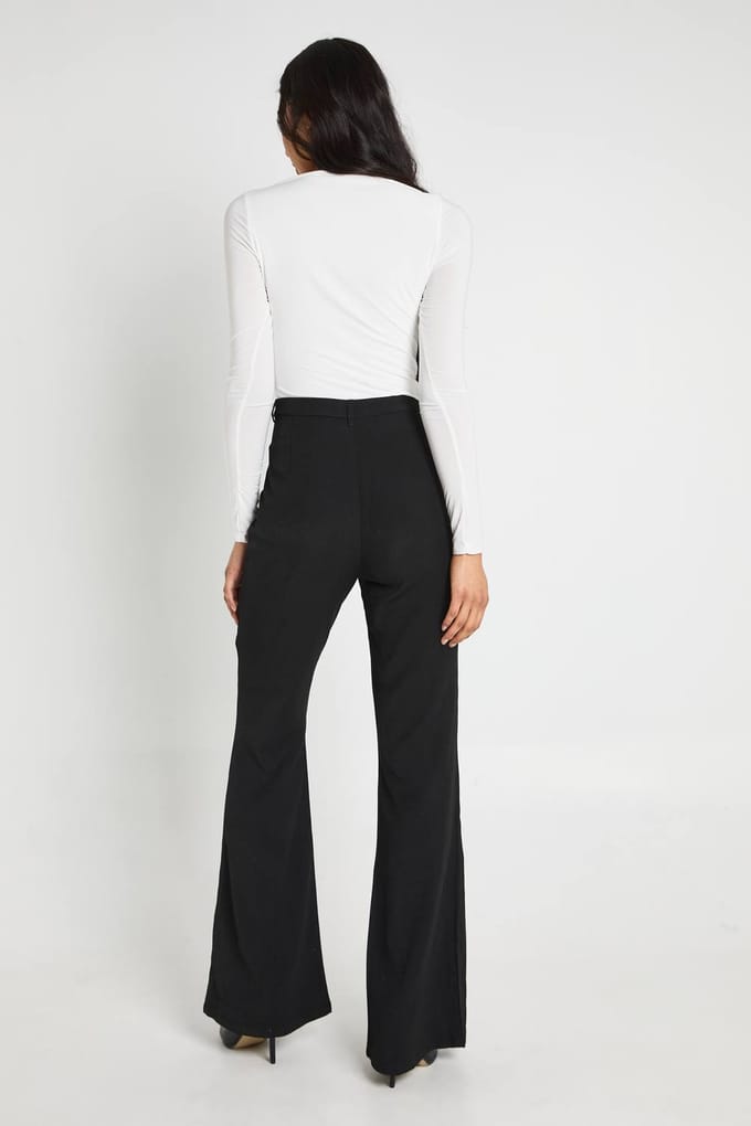 boohoo Dames Lange Getailleerde Slanke Uitlopende Broek | Zwart | Maat: 42