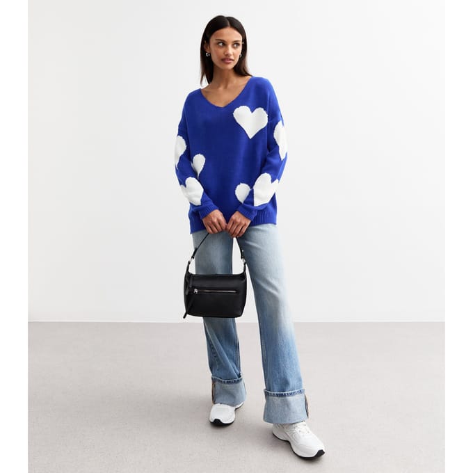 Blauwe V-hals oversized gebreide hartjestrui.