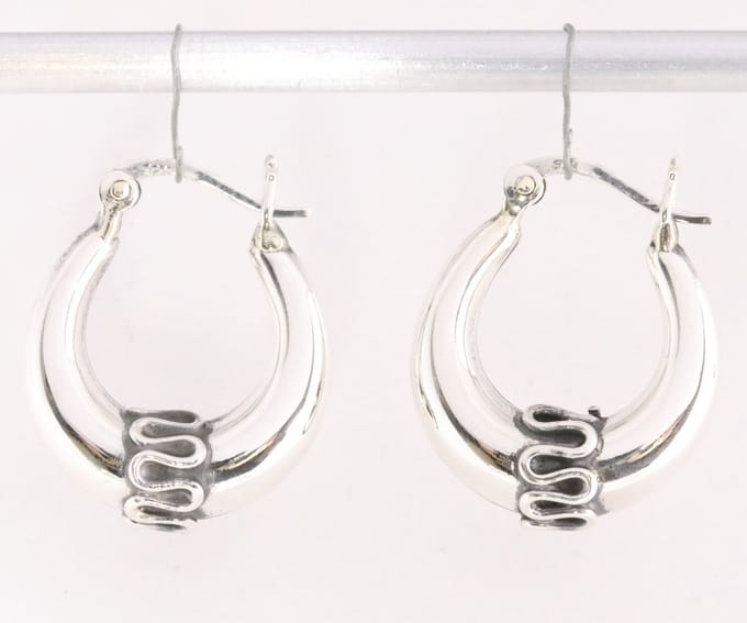 Fijne bewerkte zilveren Bali oorringen - ø 24 mm.