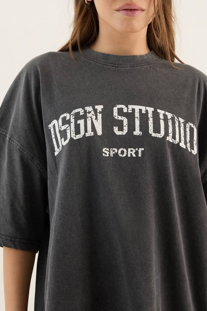 Dames Dsgn Studio Collegiate Bedrukt Oversized T-shirt | Charcoal | Maat: Small