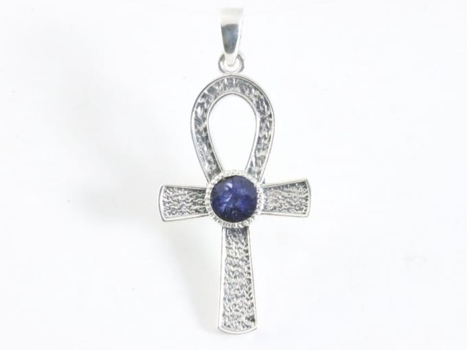 Bewerkte zilveren ankh hanger met blauwe saffier