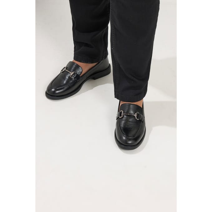 Yours Loafers Met Zwarte Metalen Afwerking In Een Model In Brede Epasvormsize 42E