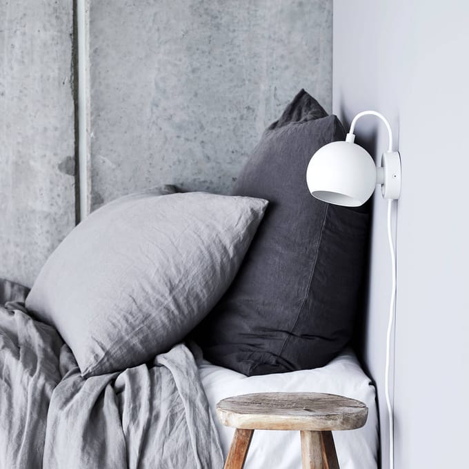 FRANDSEN wandlamp Bal Magnet, mat wit