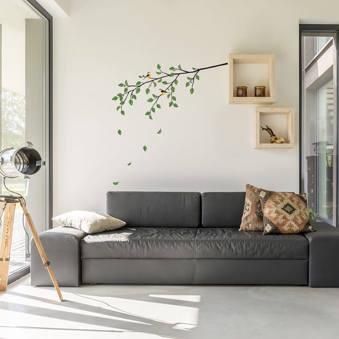 Decoratieve muurstickers met een boom en een vogel.
