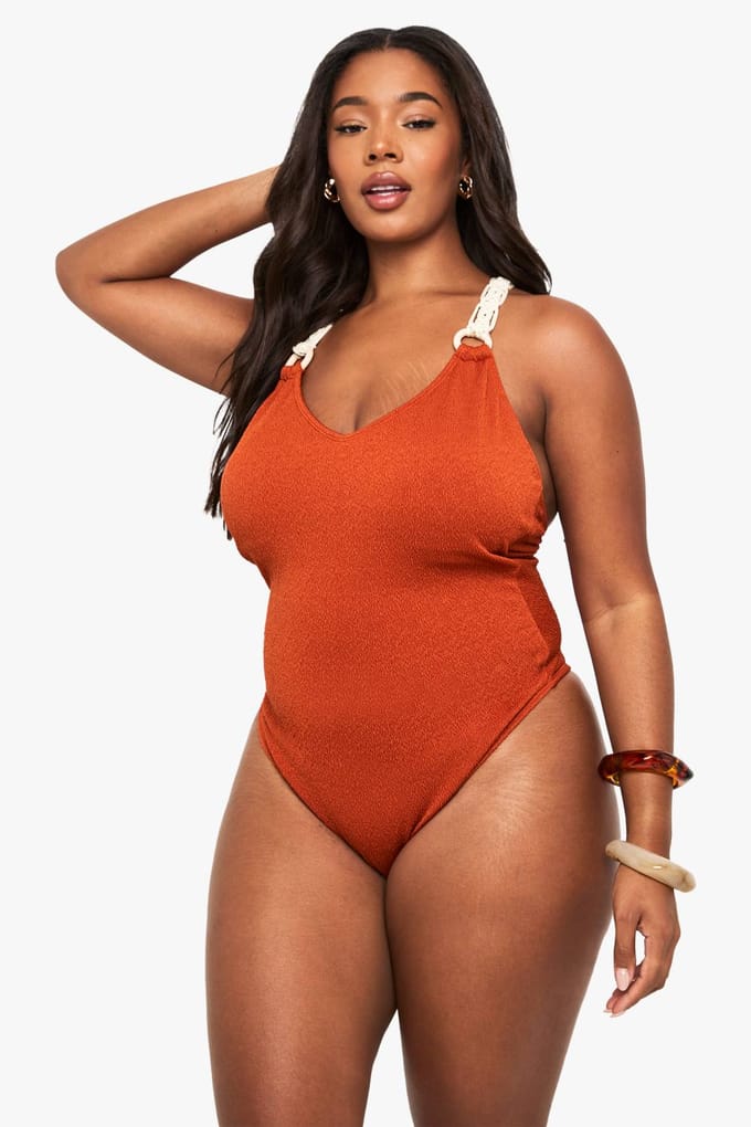 boohoo Dames PLUS BADKOSTUUM MET MACRAMÉ-BANDEN | Chocolate | Maat: 28