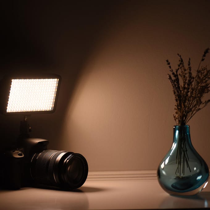Compacte LED-studiolamp met 228 LED's voor Canon en Nikon camera's brown