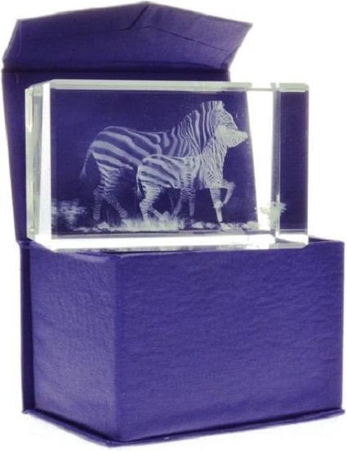 3D laser gravure zebra met jong - glasblokje 8 cm - liggend - geschenkverpakking