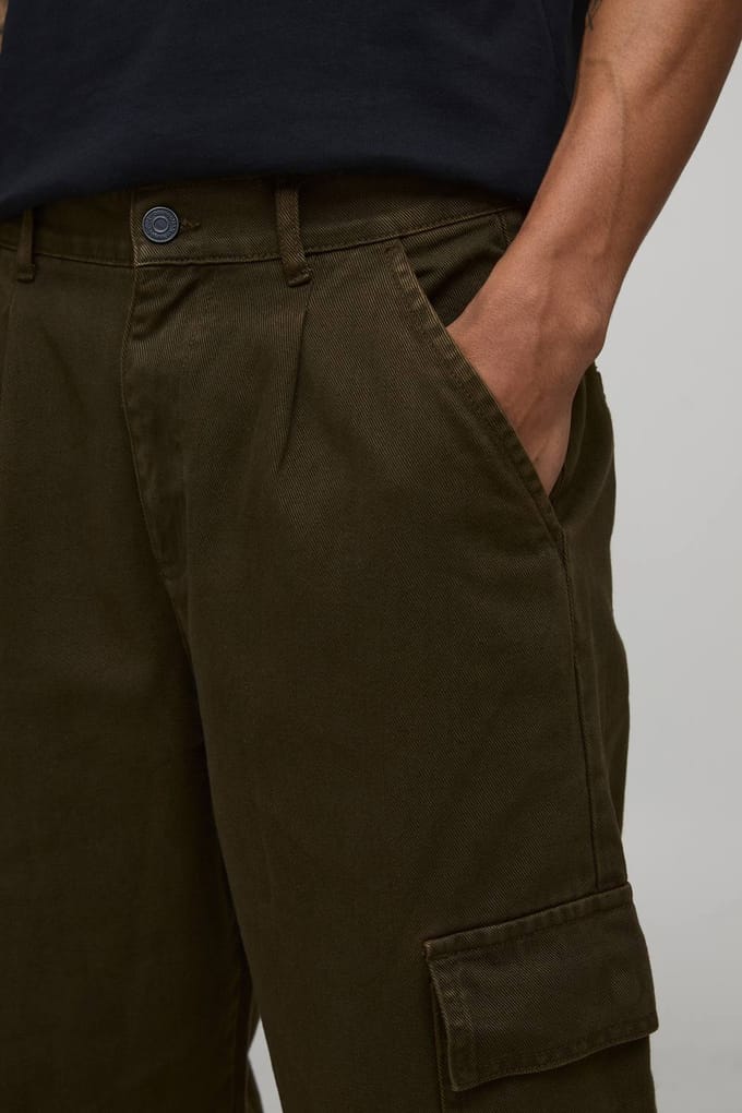 Broek met brede pasvorm, half & half tailleband, cargozakken en gewassen twill | Khaki | Size XL