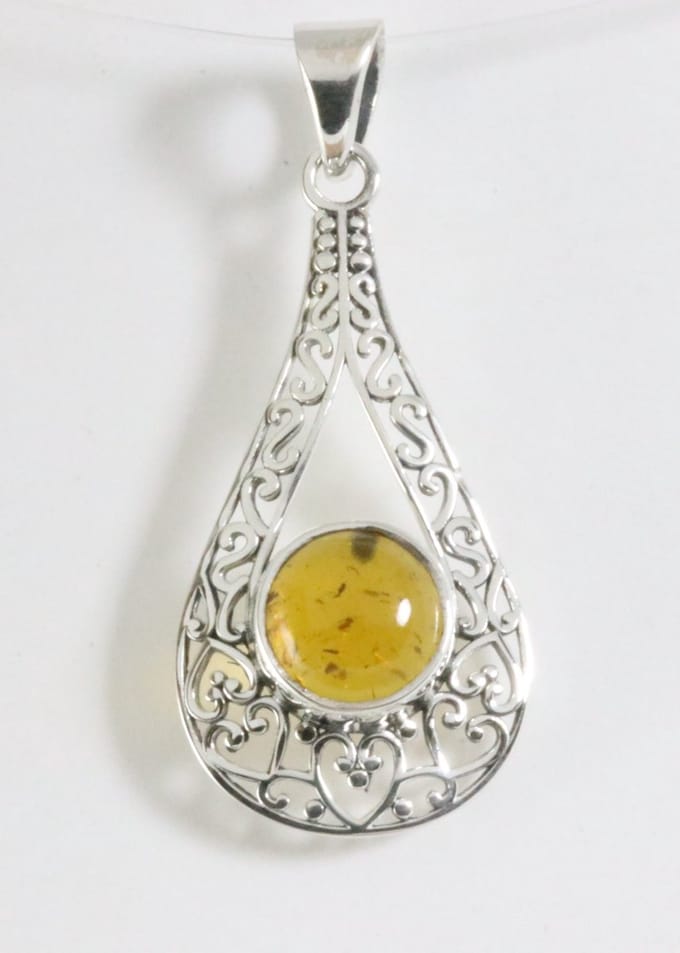 Opengewerkte zilveren hanger met amber