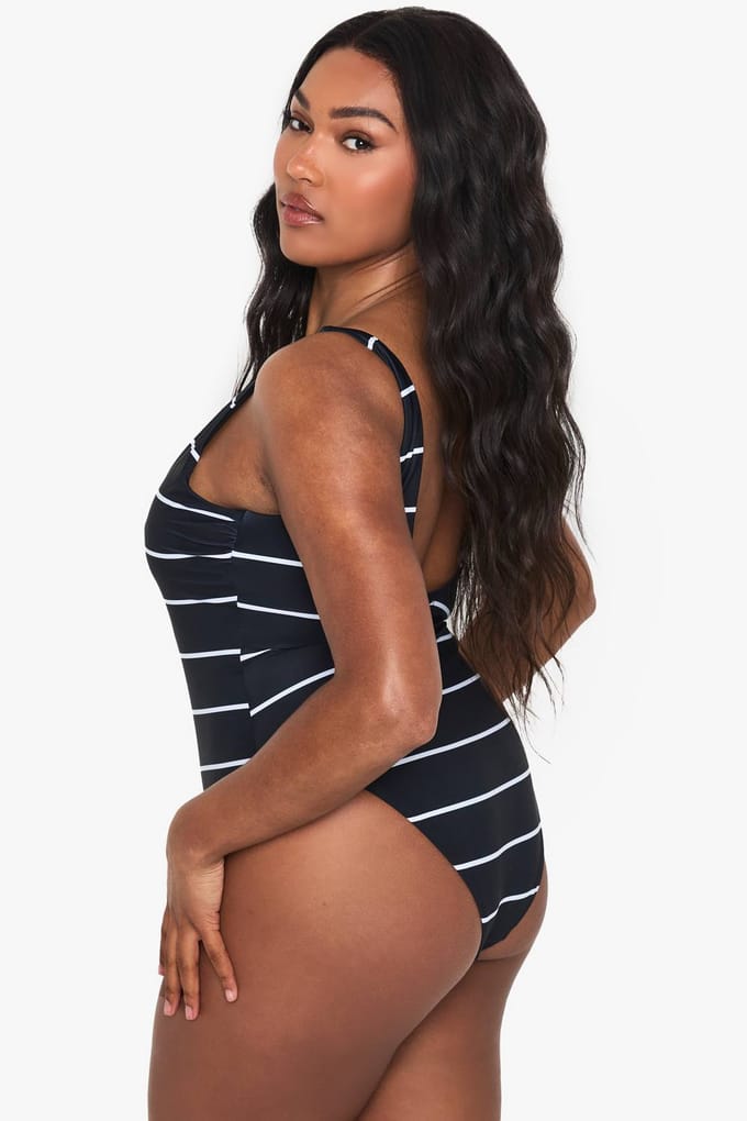 boohoo Dames Plus badmode Essentials gestreept scoop zwempak | Zwart | Maat: 54