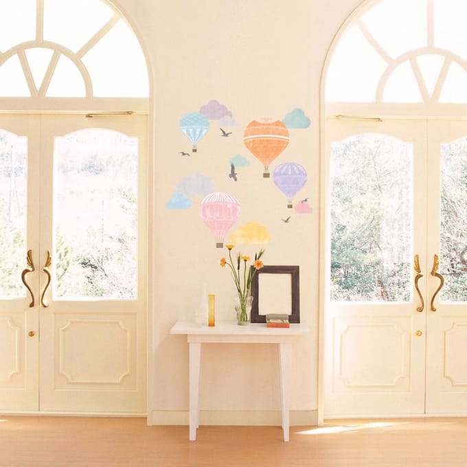 Decoratieve muurstickers met heteluchtballon en wolken