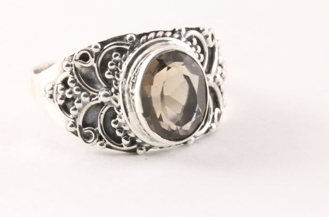 Bewerkte zilveren ring met rookkwarts - maat 16