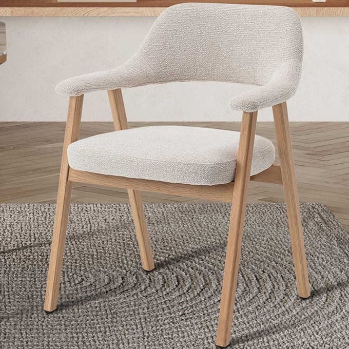 Eetkamerstoel Coralie – massief licht eiken – stof Beige – OTE Milan 103 - gemonteerd