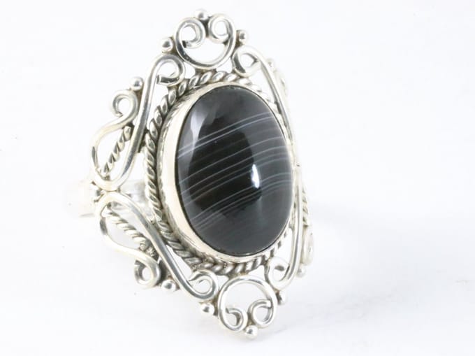 Opengewerkte zilveren ring met gestreepte onyx - maat 19