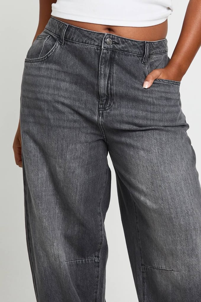 boohoo Dames Plus Mid Waist Barrel Fit Jeans | Washed Black | Maat: 16