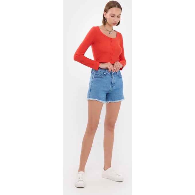 Ronde Hals Woven Top met Knopdetail