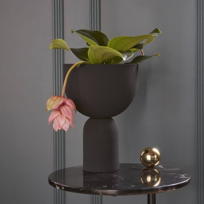 AYTM bloempot Torus, zwart, Ø 22 cm, hoogte 30,6 cm, ijzer