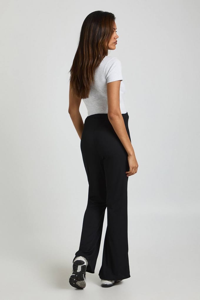 boohoo Dames Basic geribbelde, hoog getailleerde, uitlopende zwangerschapsbroek | Zwart | Maat: 40
