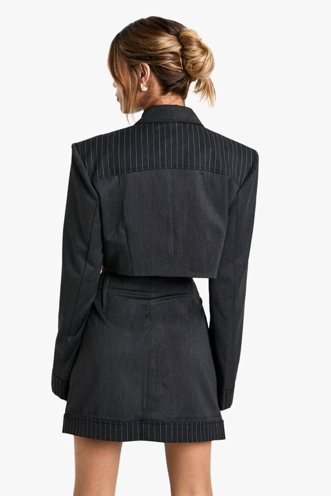 boohoo Dames Tailored Pinstripe Detail Cropped Blazer | Charcoal | Maat: Medium