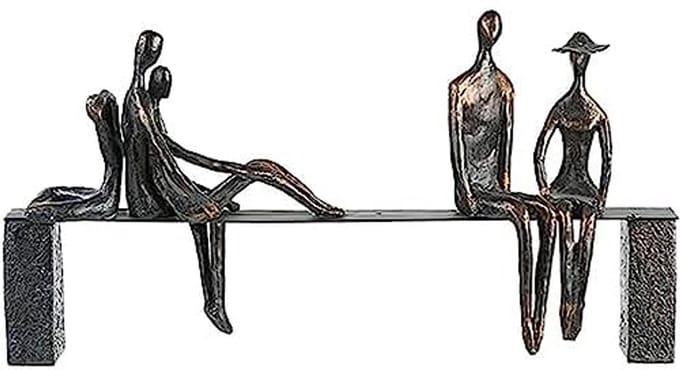 Sculptuur van poly met bronzen figuren op bank - 23 cm hoog