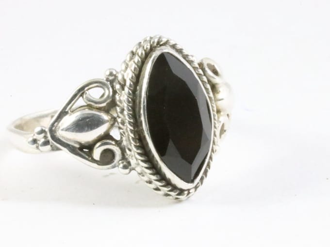 Fijne bewerkte zilveren ring met onyx - maat 20.5
