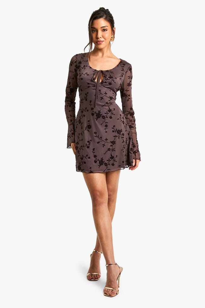 boohoo Dames Mesh Tie Front Flare Sleeve Mini Dress | Chocolate | Maat: 14