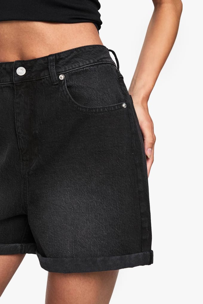boohoo Dames Lange Denim Momshort | Washed Black | Maat: 44