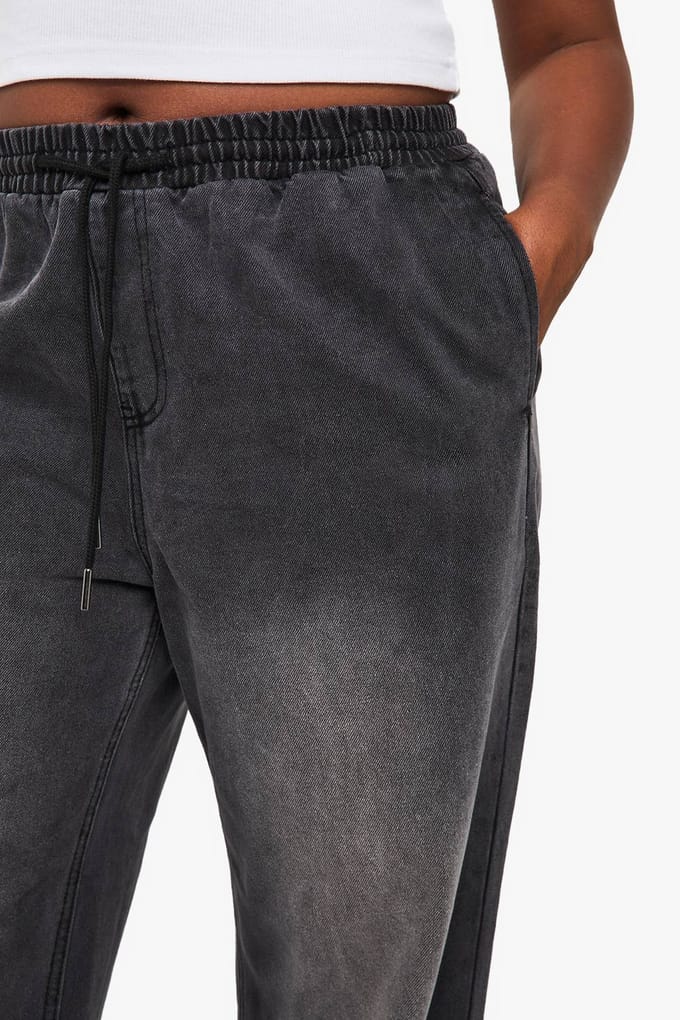 boohoo Dames Plus gewassen spijkerbroek met elastische tailleband | Washed Black | Maat: 16