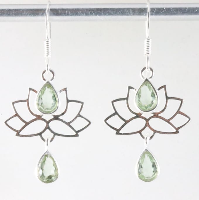 Zilveren lotus oorbellen met groene amethist