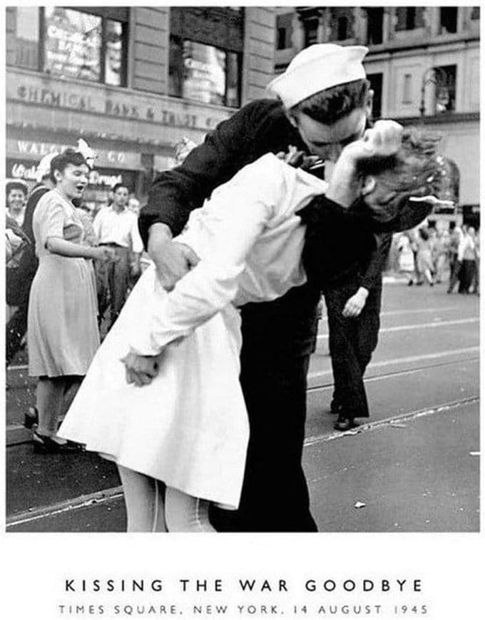 Kunstdruk Photography Coll, - Kissing the War Goodbye 60x80cm