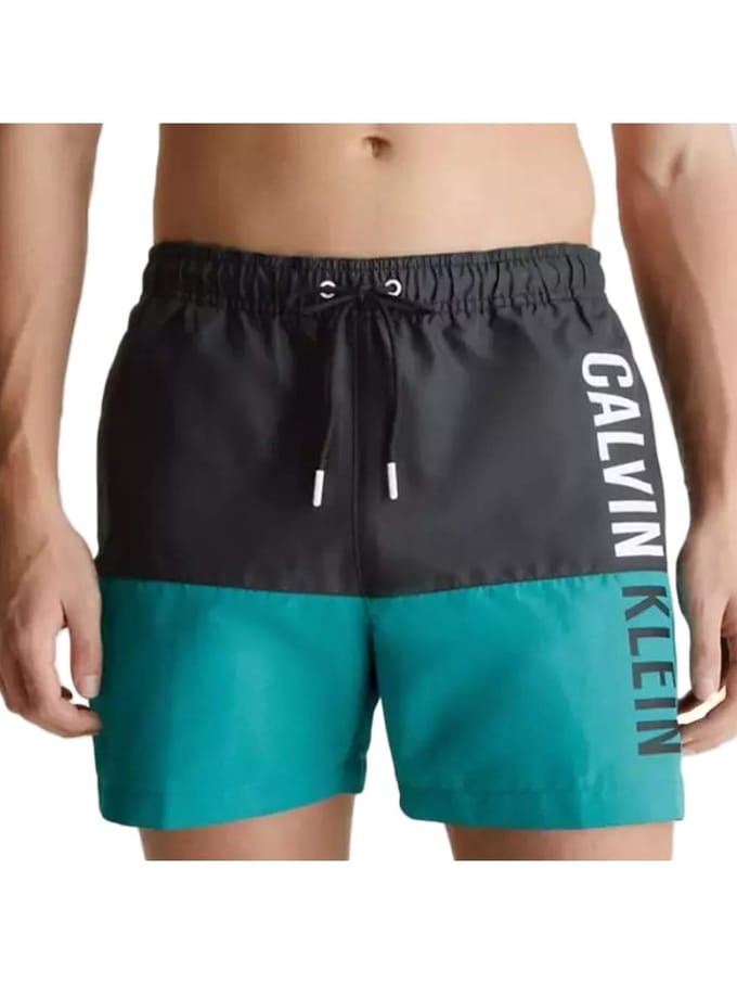Calvin Klein herenbadpakken hanteren een dubbele standaard.