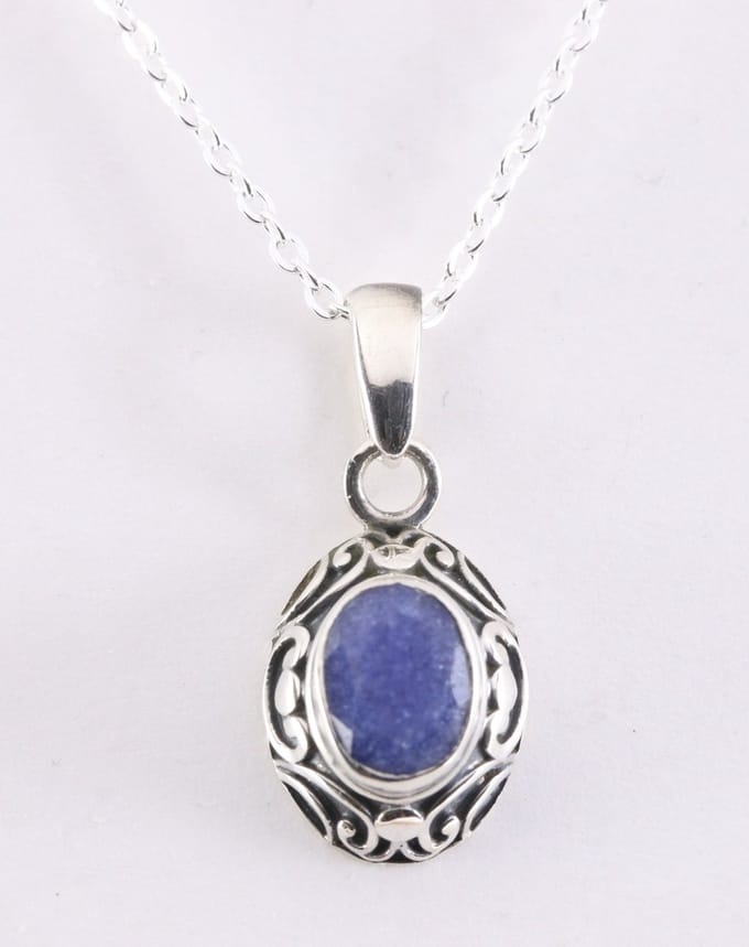Fijne bewerkte zilveren hanger met blauwe saffier aan ketting