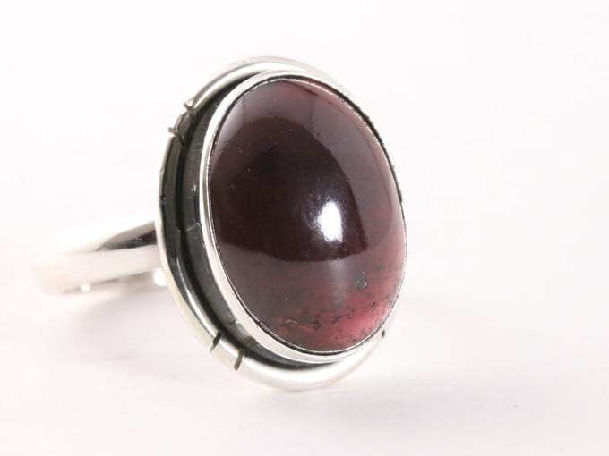 Ovale zilveren ring met granaat - maat 21