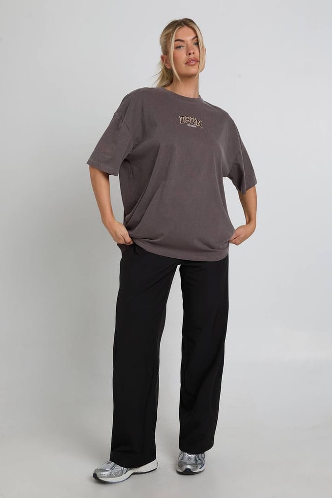 Dames Dsgn Studio Geborduurd Overgeverfd Oversized T-shirt | Chocoladebruin | Maat: Small