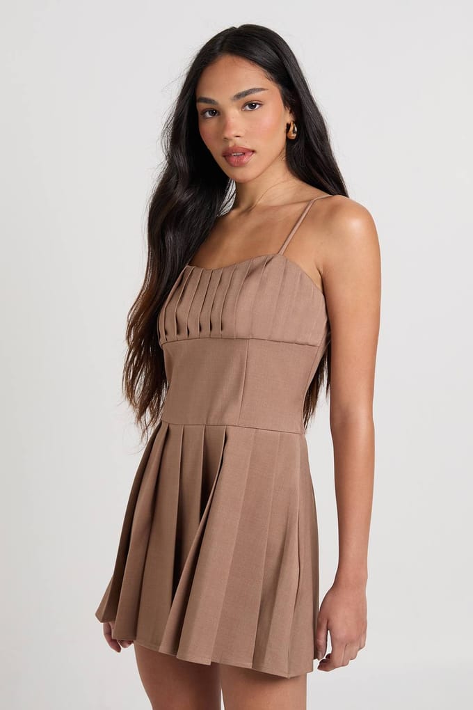 boohoo Dames Getailleerde Mini Jurk met PlooiDetail | Taupe | Maat: 44