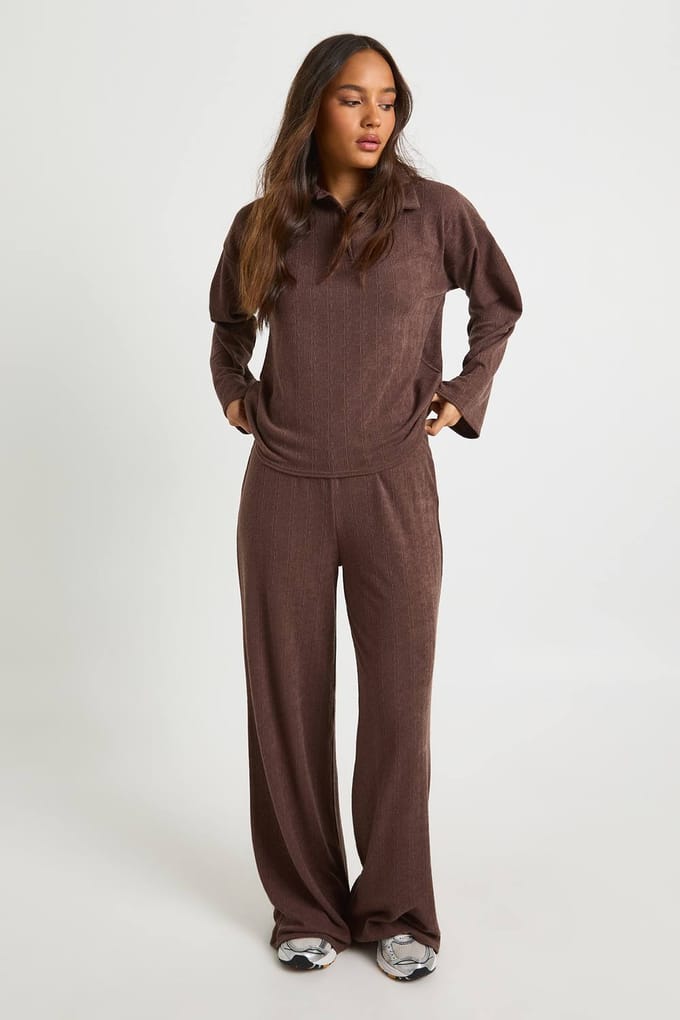 boohoo Dames Gerimpelde Rib Henley Knoophemd & Broek Co Ord | Chocolate | Maat: 6