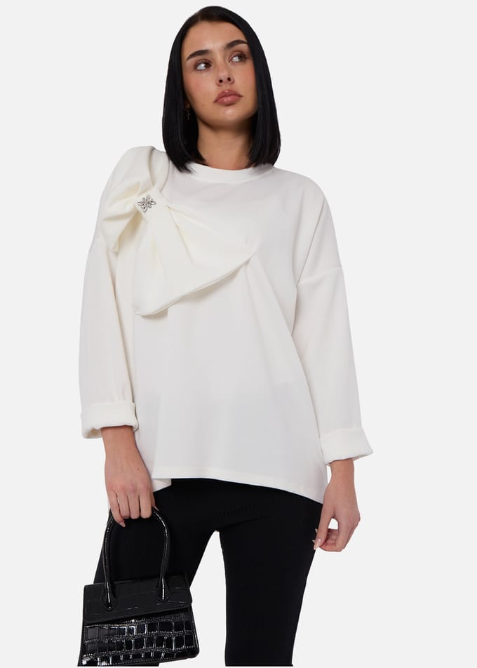 Crèmekleurige oversized trui met contrasterende strik aan de zijkant