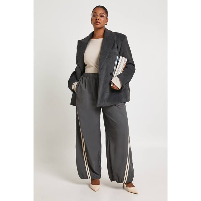boohoo Dames Plus Gestreepte Nylon Balloon Wijde Pijpen Broek | Houtskool | Maat: 50