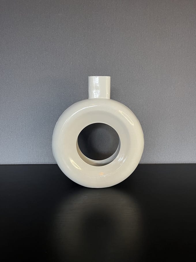 HomeBound by KY | Vaas donut metaal wit | 7x26x30cm | bloemenvaas donutvorm metaal