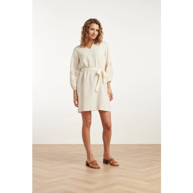 Smashed Lemon 25195 off white jurk met geborduurde mouwen |