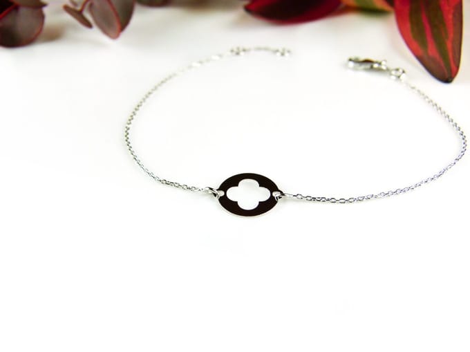 fijne witgouden armband met open klaver