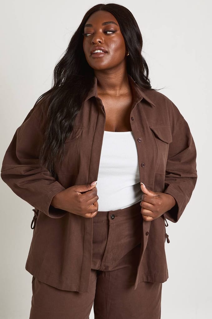 boohoo Dames Plus Twill Overhemd Met Kraag En Getailleerde Taille | Chocoladebruin | Maat: 46