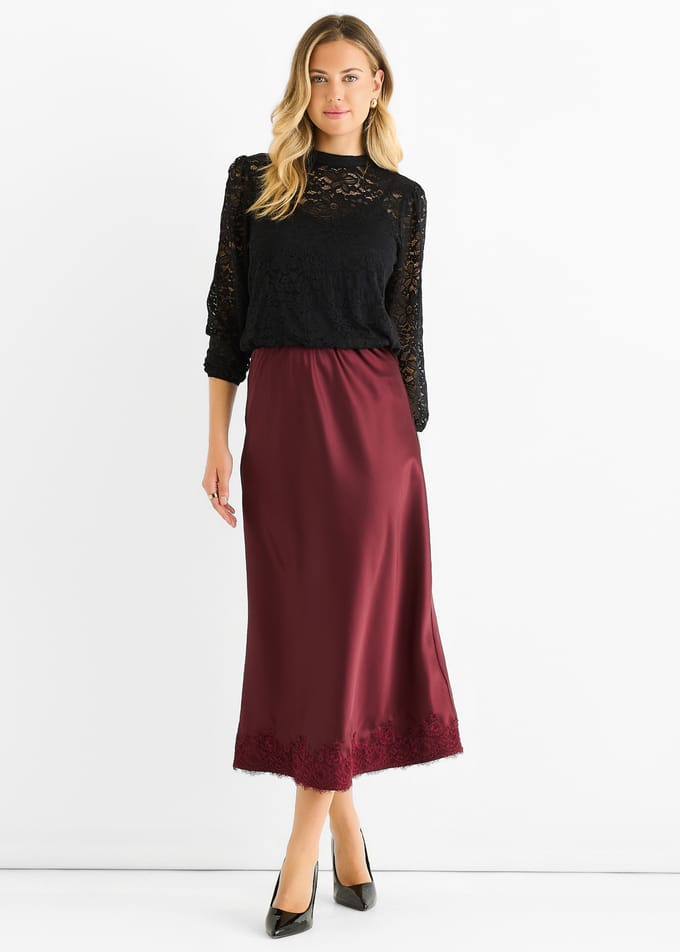 Zwarte jerseyblouse met hoge hals en kant, losse pasvorm