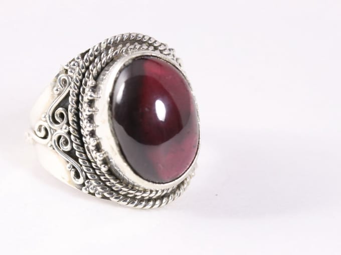 Bewerkte zilveren ring met granaat - maat 16.5