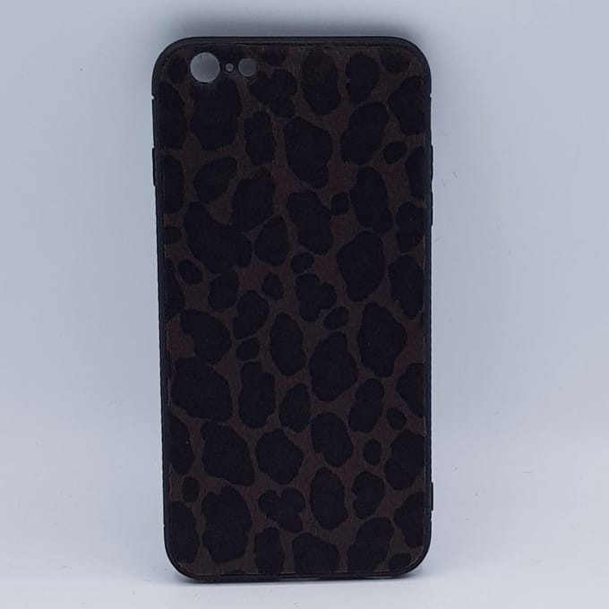 Geschikt voor iPhone 6 Plus – hoes, cover – panter look – pluizig – donker bruin