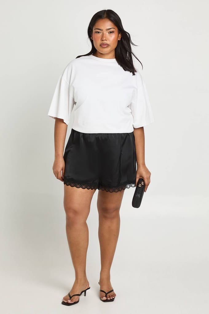 boohoo Dames Plus Satijnen Shorts Met Kanten Bies | Zwart | Maat: 44