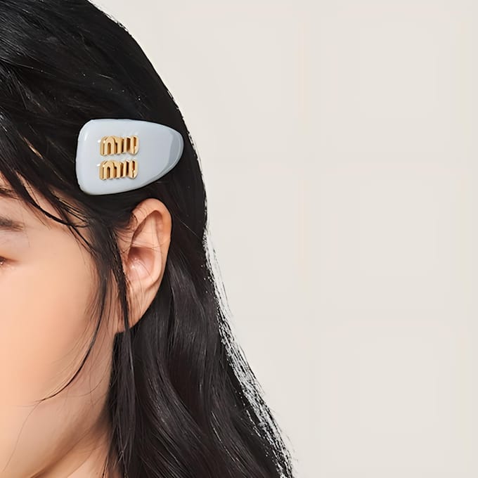 Miu Miu Décoration Lettre Logo 3D Clip Cheveux Cuir Métal Accessoires Femmes Gris 5IF092_069_F0591 Basic Packaging-Box Not Included