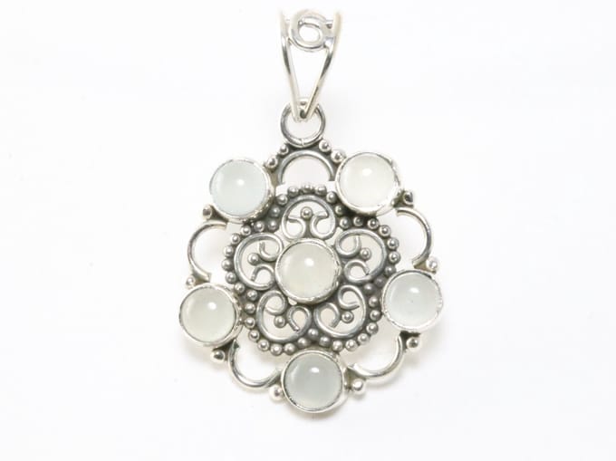 Opengewerkte zilveren hanger met aqua chalcedoon